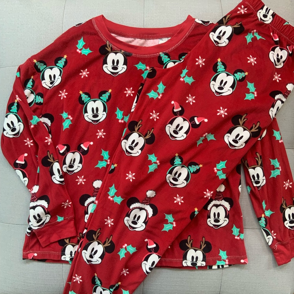 🎄Disney Holiday Pajama Set🎄